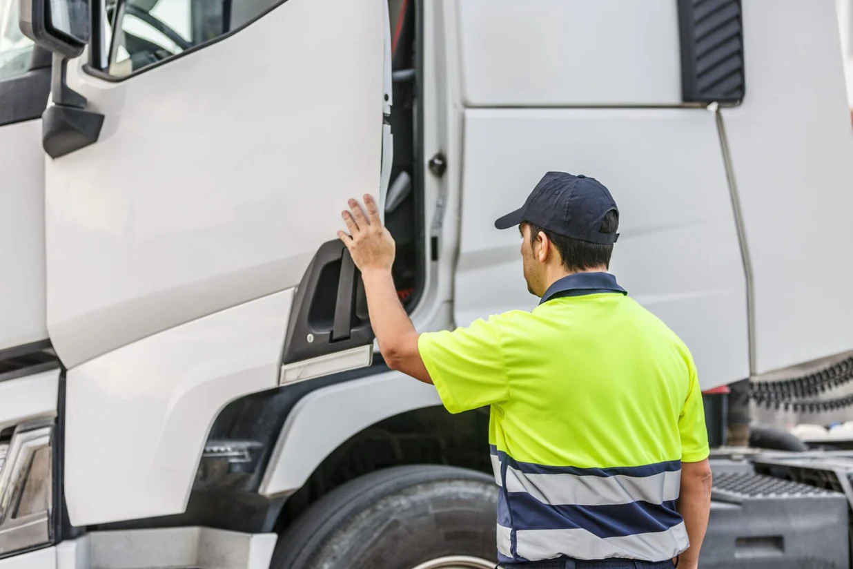 Lkw-Fahrer öffnet die Fahrzeugtür