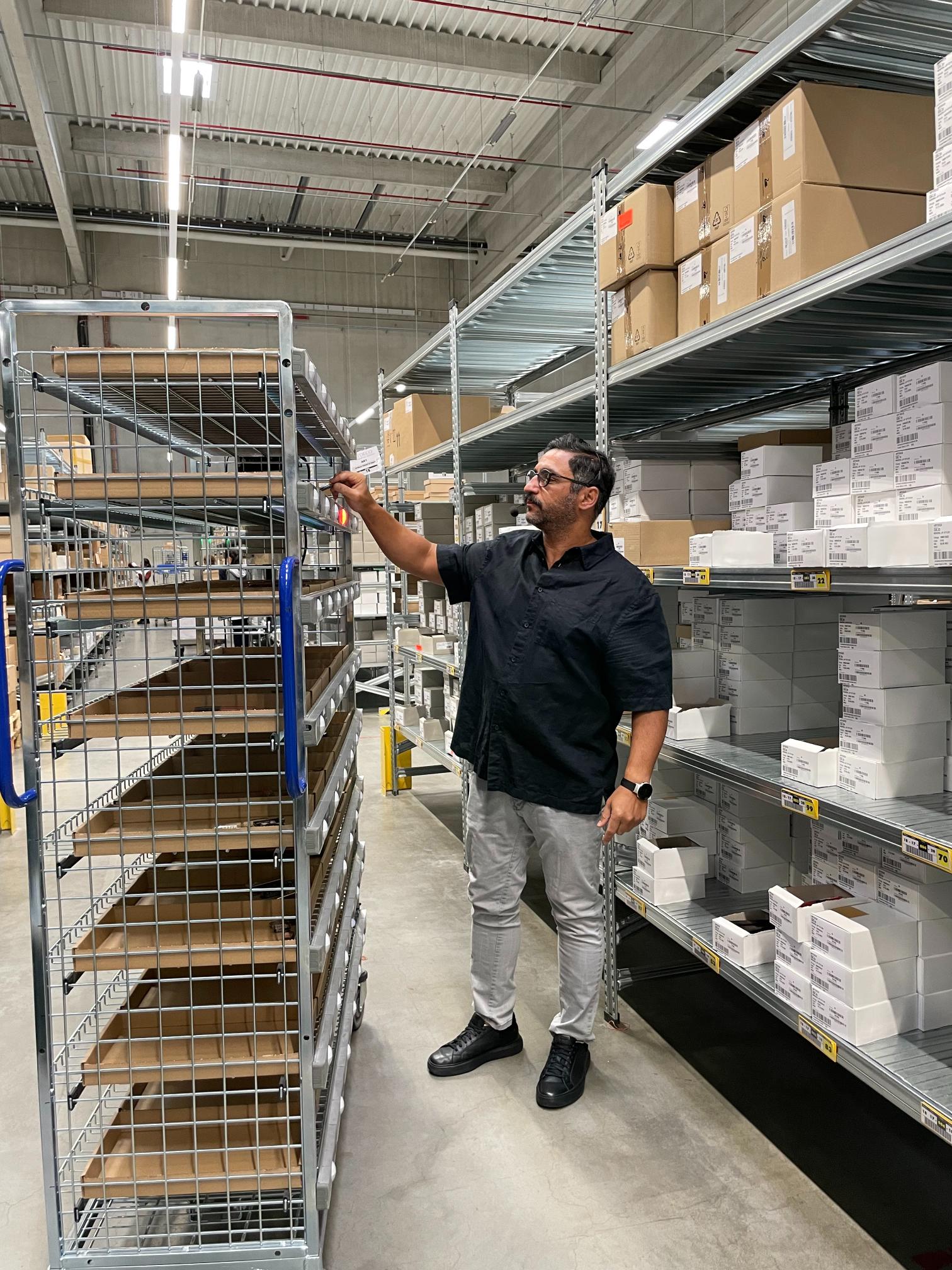 artdeco_employee-in-action